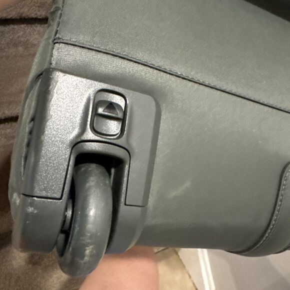 Lipault Paris Foldable Plume Wheeled Duffle Army Green Telescopic Handle & Case - Picture 9 of 16